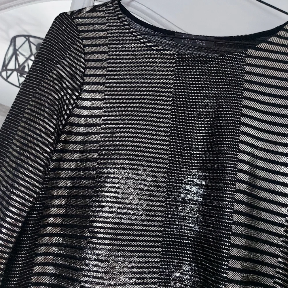 Black and Silver Top Or Tunic. - Picture 2 of 6